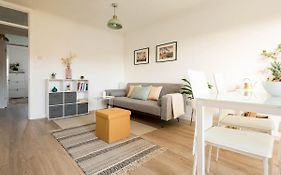 Stylish Apartment With Balcony, Minutes From Beach